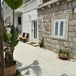 Gostinjska kuća Lomara 3*